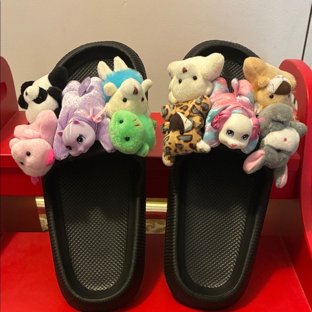 NWOT Plush Toy Decorated Black Slides Mens 10-11 44-45